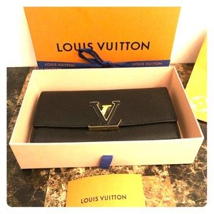 Louis Vuitton Capucines Wallet In Black